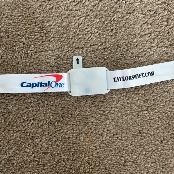 Light up bracelet from the Eras tour that still lights up - Picture 2 of 3